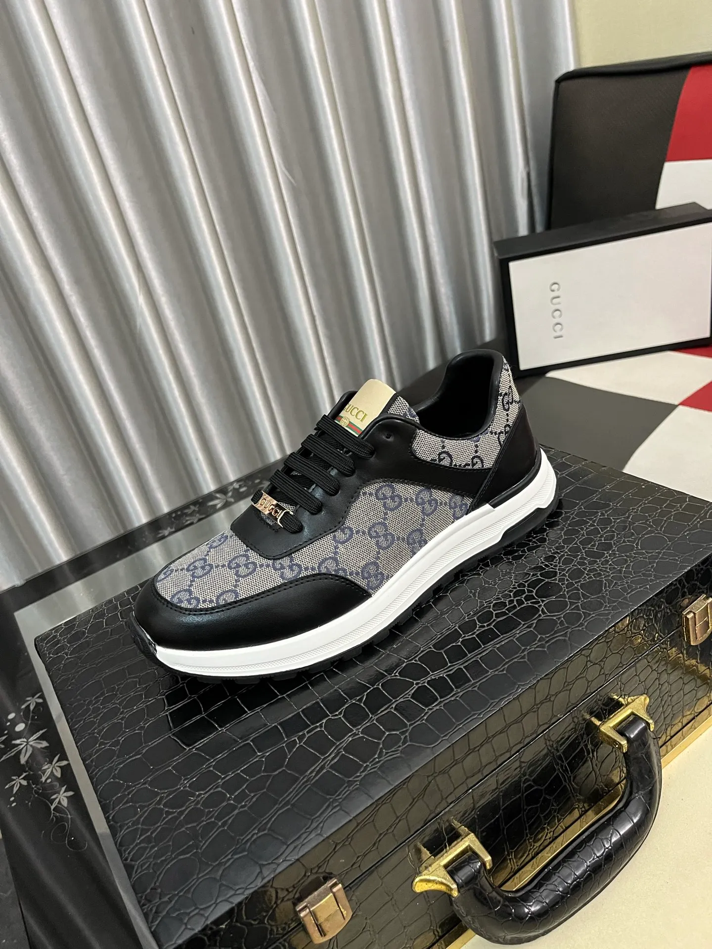 Men's shoes💰420⌚️⌚️[GUCCI] Gucci men's casual shoes are absolutely popular🔥The ultimate matching item for trendy men! The charm of super texture is irresistible, the main recommendation, the flower leather color is bright! The upper is made of high-quality cowhide + breathable fabric, sheepskin feet, wear-resistant rubber sole, noble and elegant! Extremely comfortable🎁🎁You can be as handsome as you want💪 38-442️⃣colors available